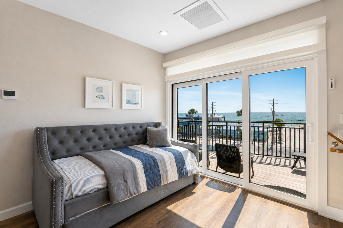 Trundle Bed upstairs loft, Sleeps 2