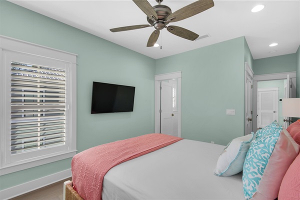 Queen Bedroom (2nd floor)