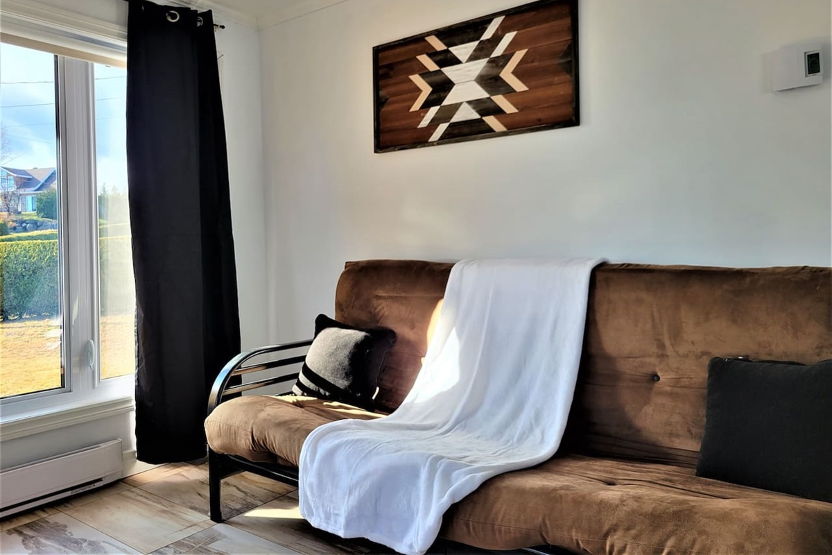 Un futon de disponible dans le salon du rez-de-chaussée.