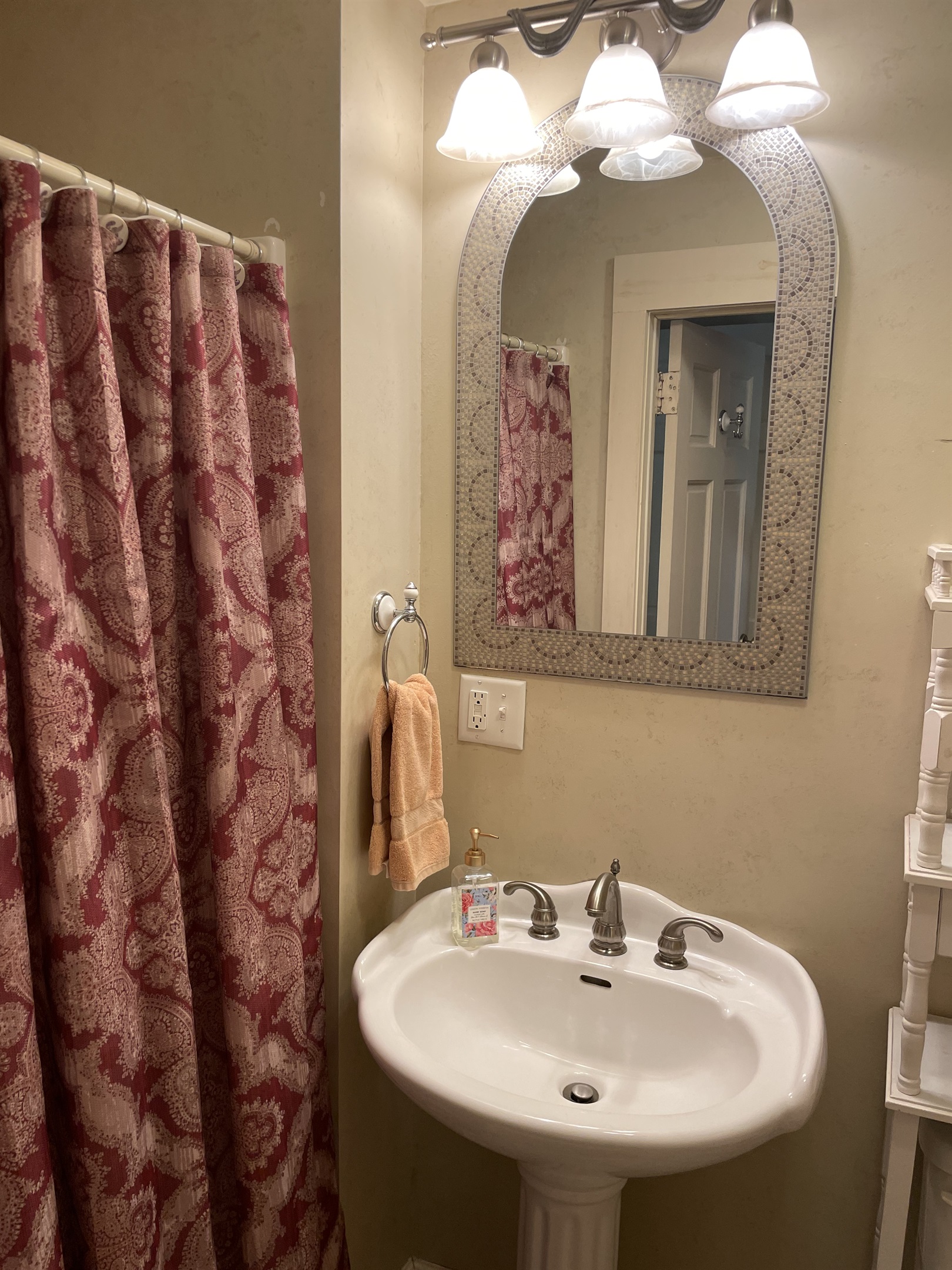 Ensuite bath in Siena bdrm