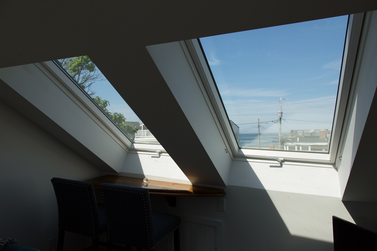 Upper floor Retreat: Stunning ocean views from your intimate workspace await in this sunlit haven!