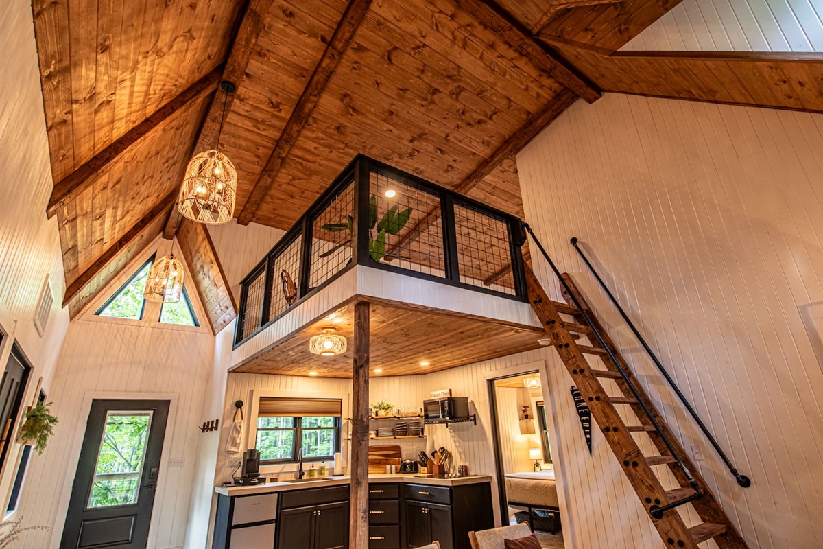 The kitchenette in our treehouse features a cooktop for meal preparation, but please note that it does not include an oven.