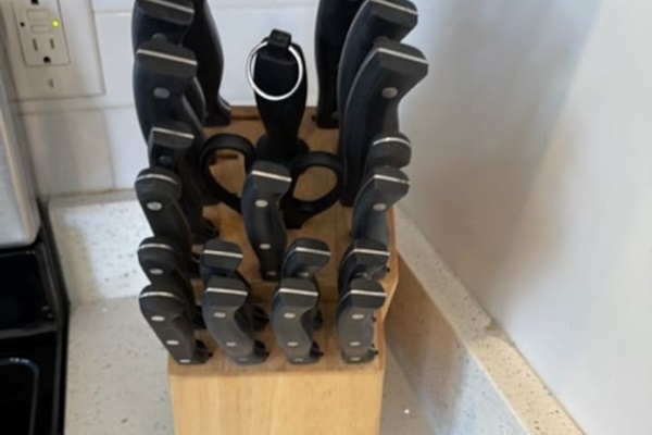 Knife set provided for meal preparation