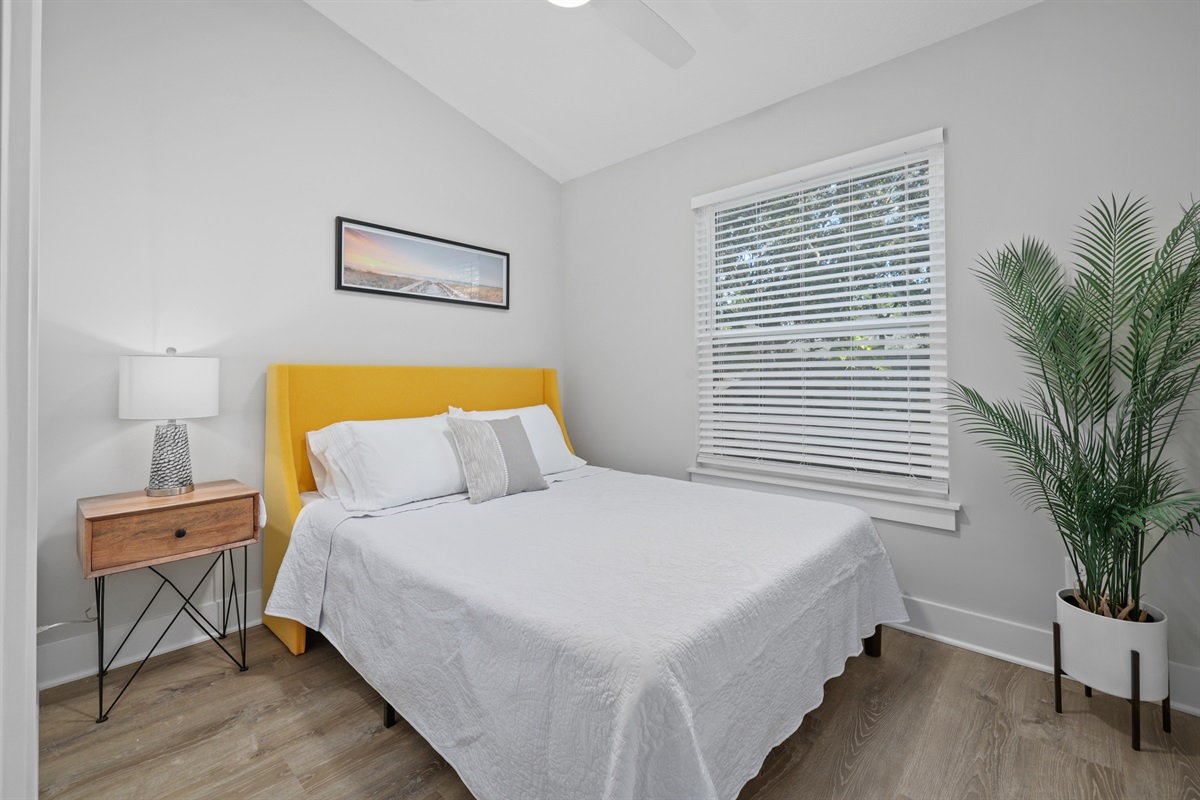 2nd floor queen yellow room 