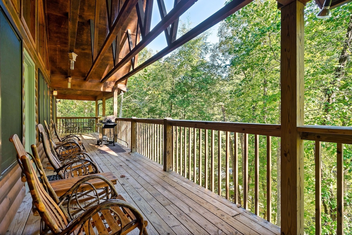 Plenty of space on the decks! Come see that river just below! 