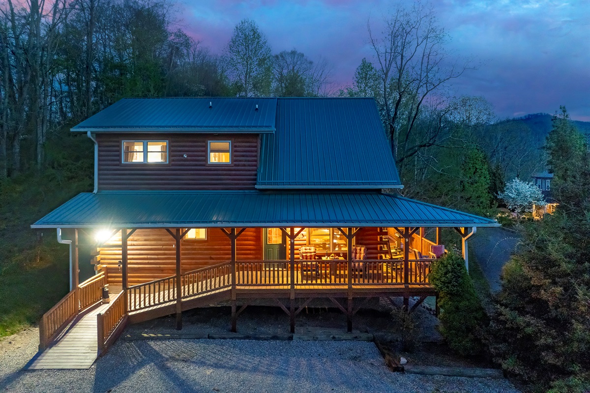 Stunning Exterior: Experience a beautiful log cabin bathed in twilight, perfect for mountain escapes!

