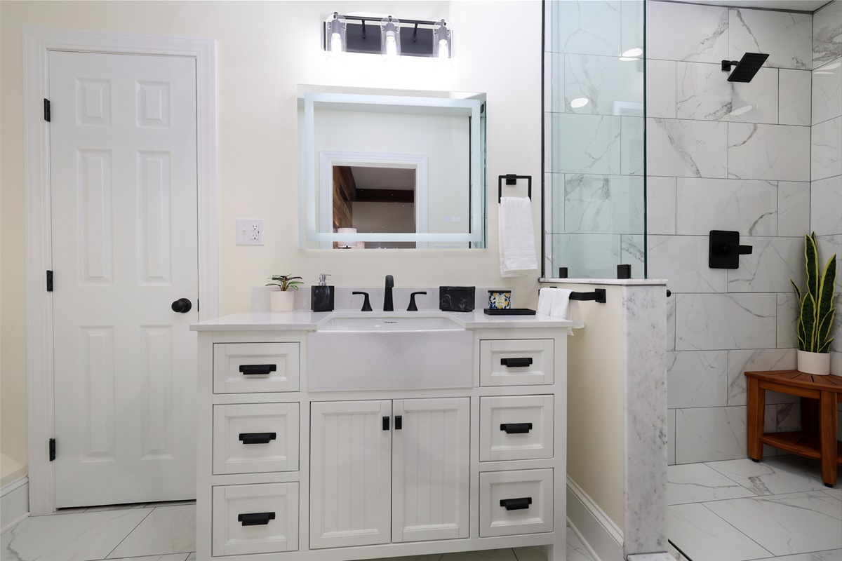 Ensuite bathroom with double shower head and massage wand, LED lights in shower nooks