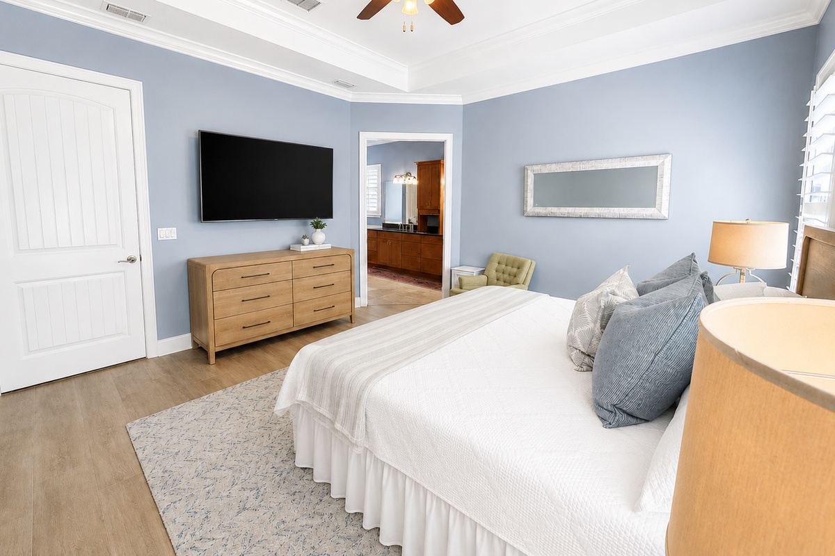 Primary Suite, King size bed