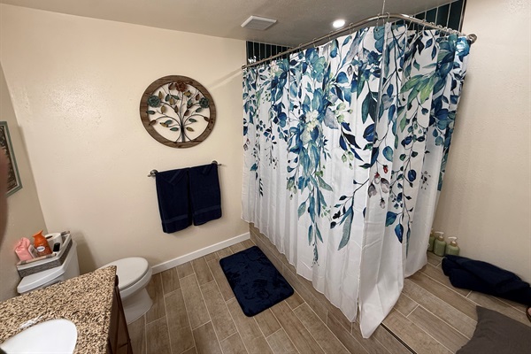 Upstairs bathroom with shower/tub