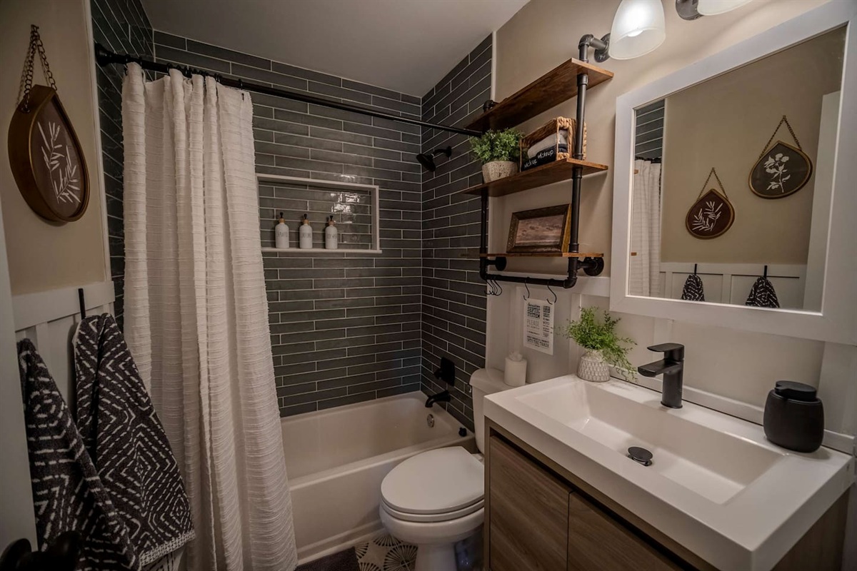 Full Bathroom | Bathtub