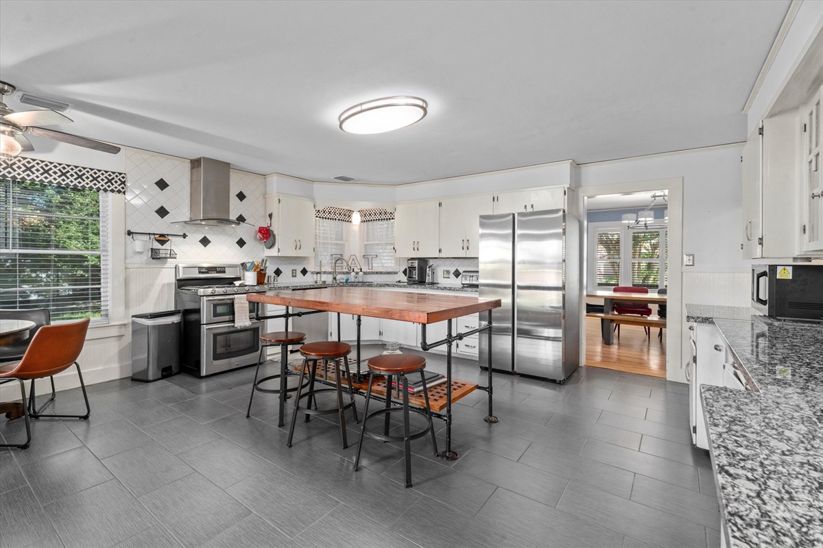 6fe78980813e4b12b692fc3d3df8b249 Large | Beachhouse | Texas | TX | Vacation Homes | Galveston | Crystal Beach | Kokomo | Breezy Days | Beachfront Elegance | Sunrise Serenity | Southern Sands Property Management, LLC