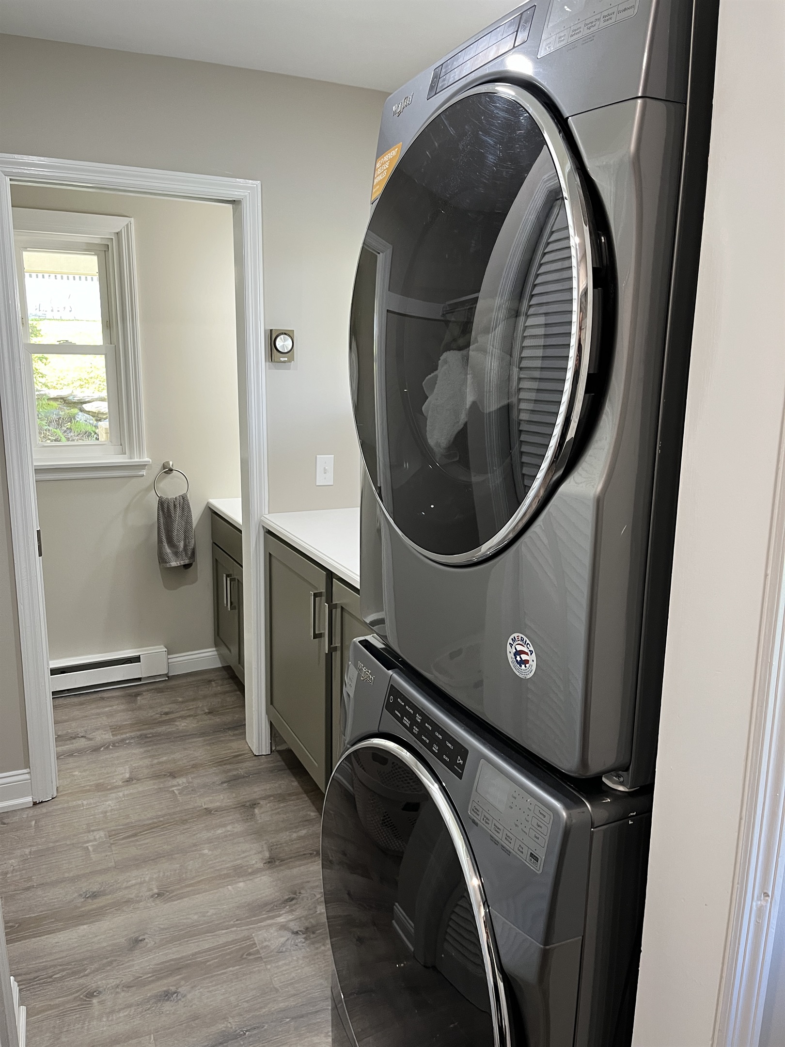 Hilltop Hideaway 1st floor entryway half bath and laundry area.