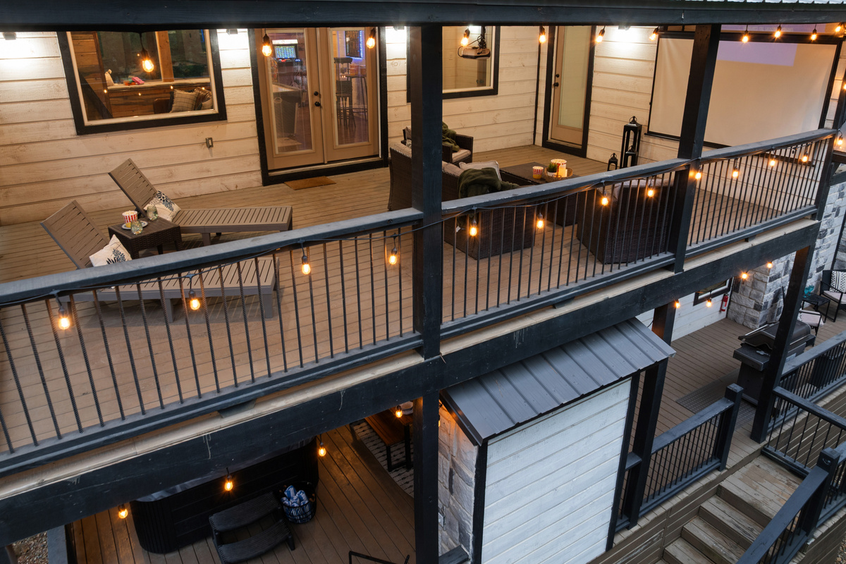 Two covered decks. One unforgettable escape.
Morning coffee above the trees. Cozy nights tucked under the lower deck glow. Somewhere between the fresh air and the peaceful stillness, vacation mode just finds you.