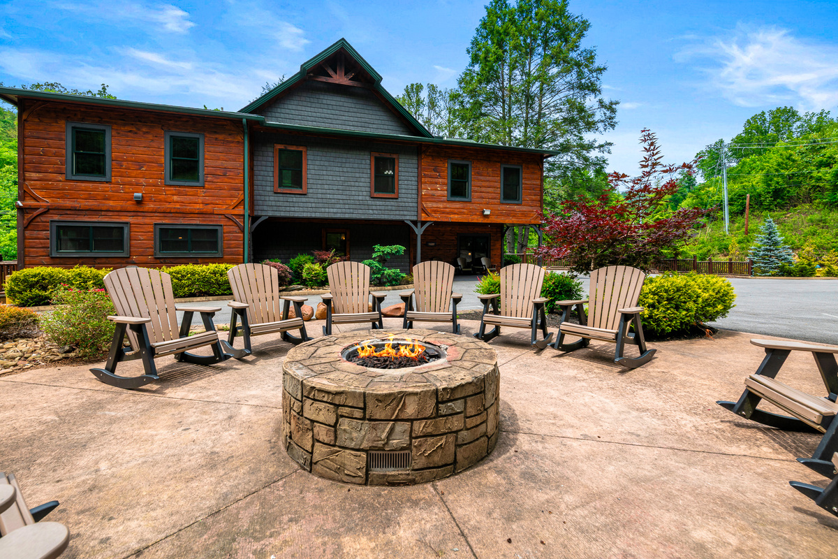 One of the largest private group lodge in the Smoky Mountains. 20 bedrooms, 24 en-suite baths, 64 guests — all under one roof on flat, accessible roads minutes from downtown Gatlinburg.