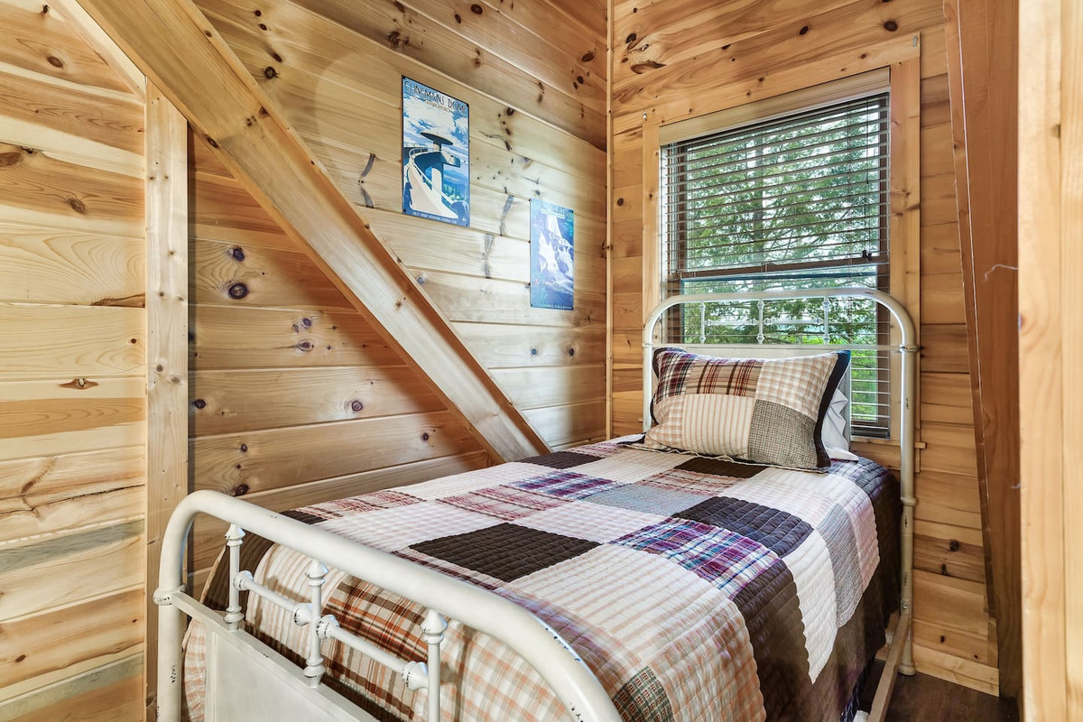 Upstairs bedroom - king bed / twin bed