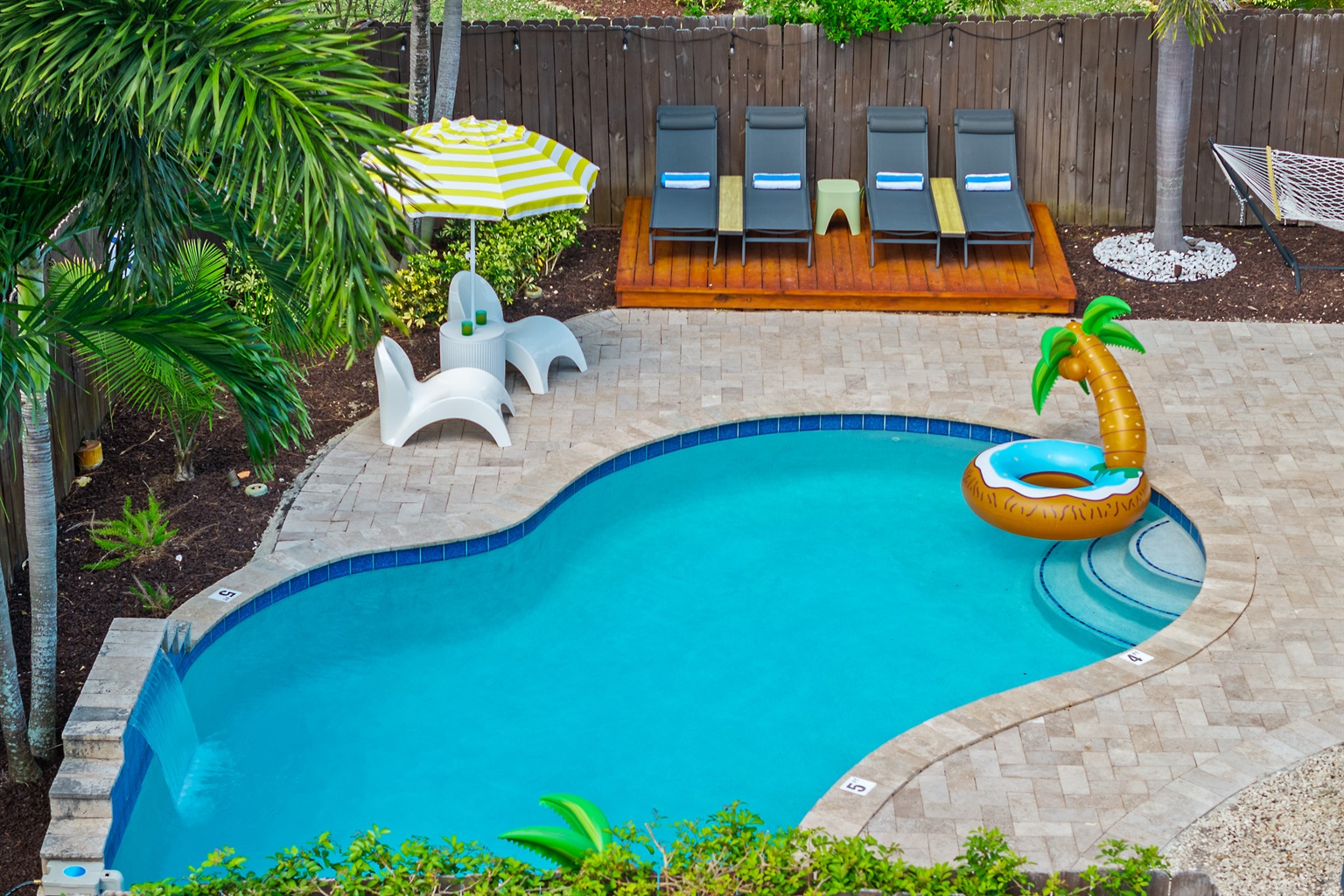 Spend relaxing days in the heated saltwater pool under the Florida sun! ☀️🏊