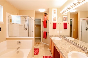Enjoy a revitalizing escape in our bathroom, fully stocked with essentials for a post-adventure rejuvenation. 🌟🛁