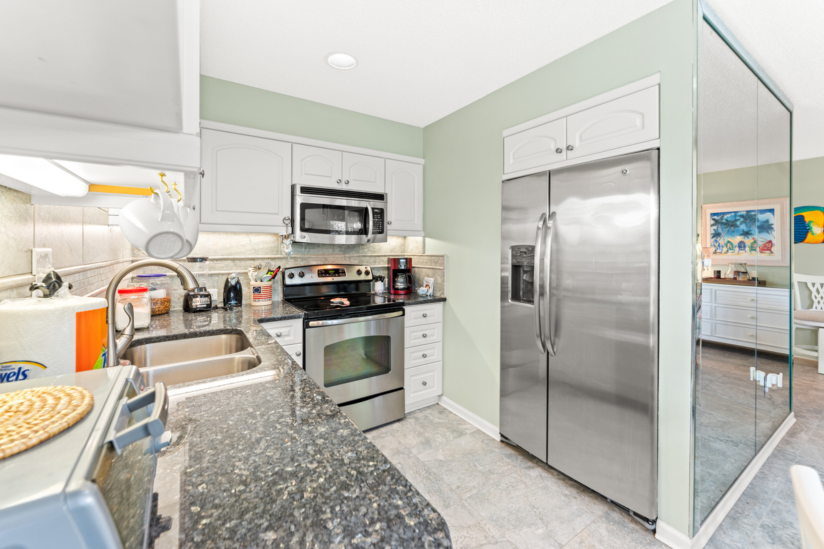 Fully equipped Kitchen with stainless steel appliances