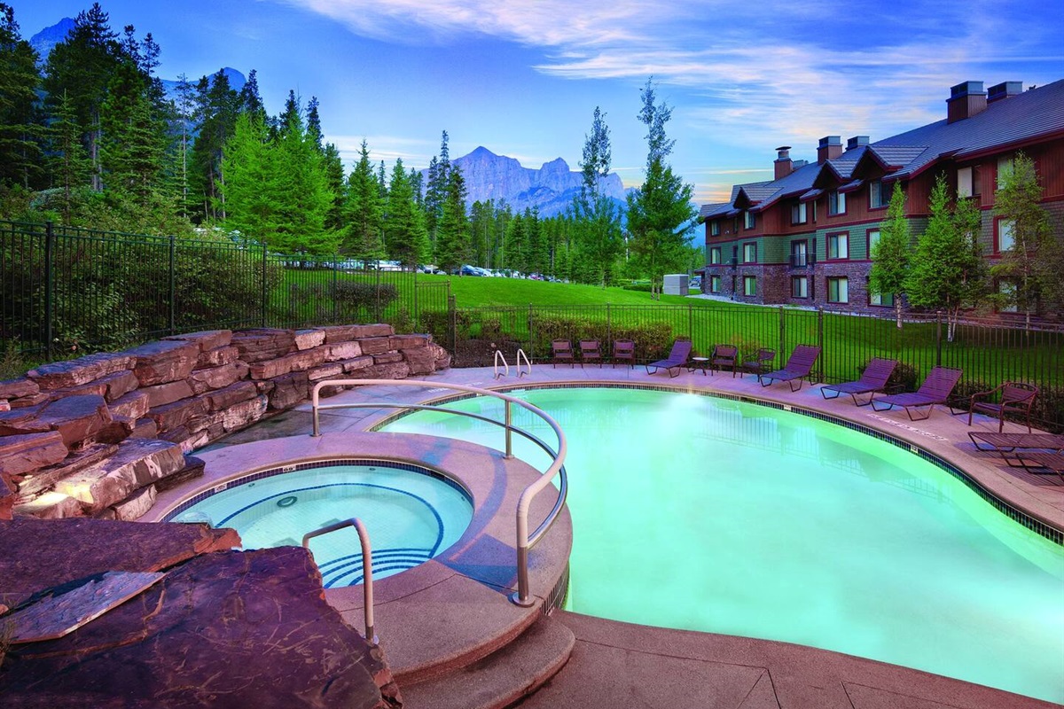 Outdoor Pool & Hot Tub