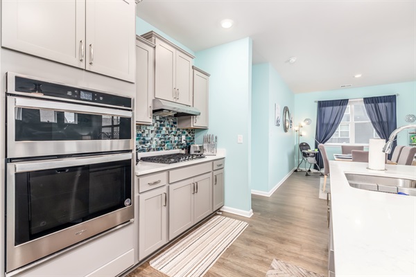 iving space! The kitchen seamlessly connects to a chic dining area, perfect for gourmet experiences. The adjoining living room is cozy with comfy seating, making it the heart of our home. ️️✨