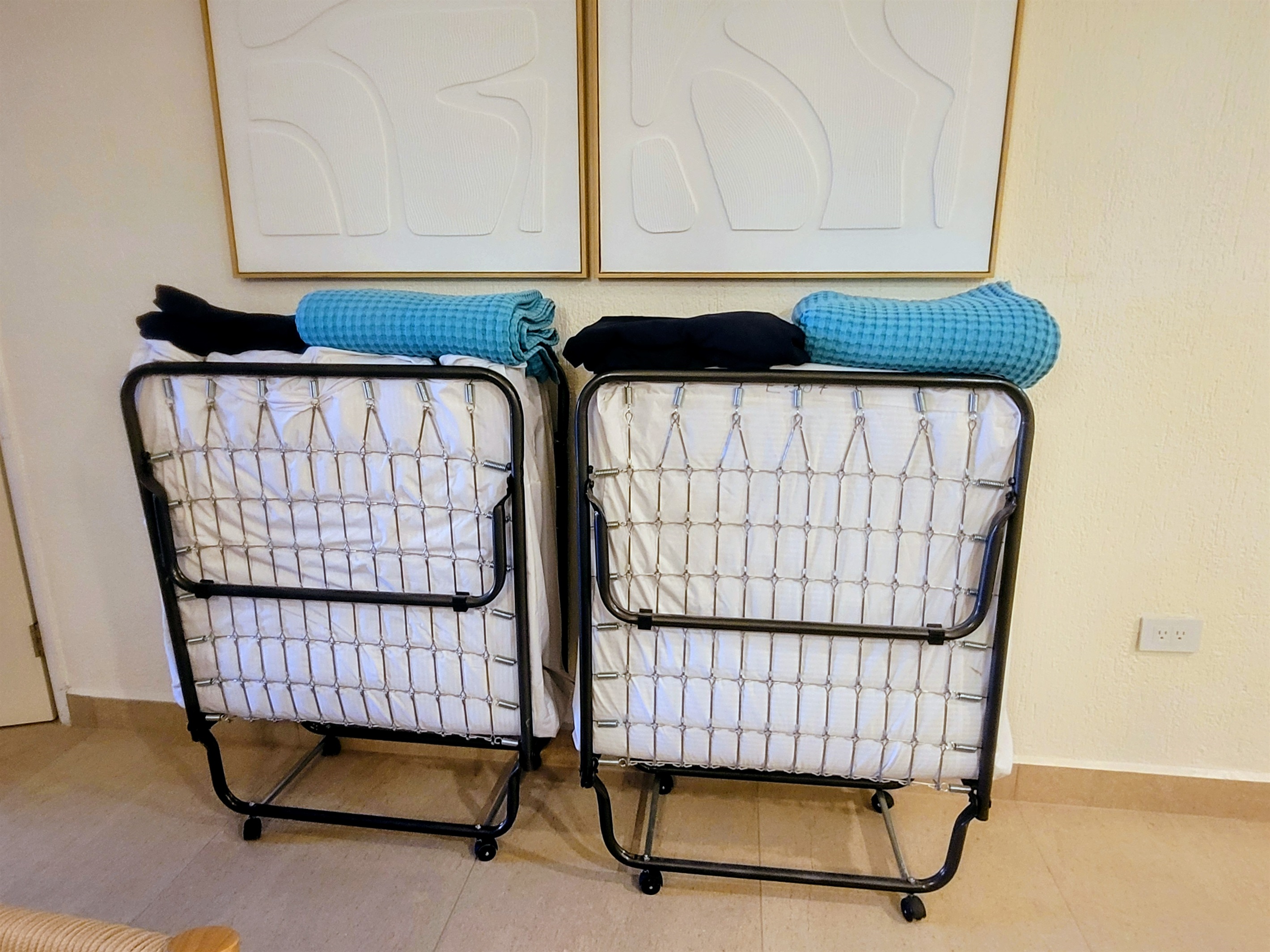 2 roll away beds, camitas