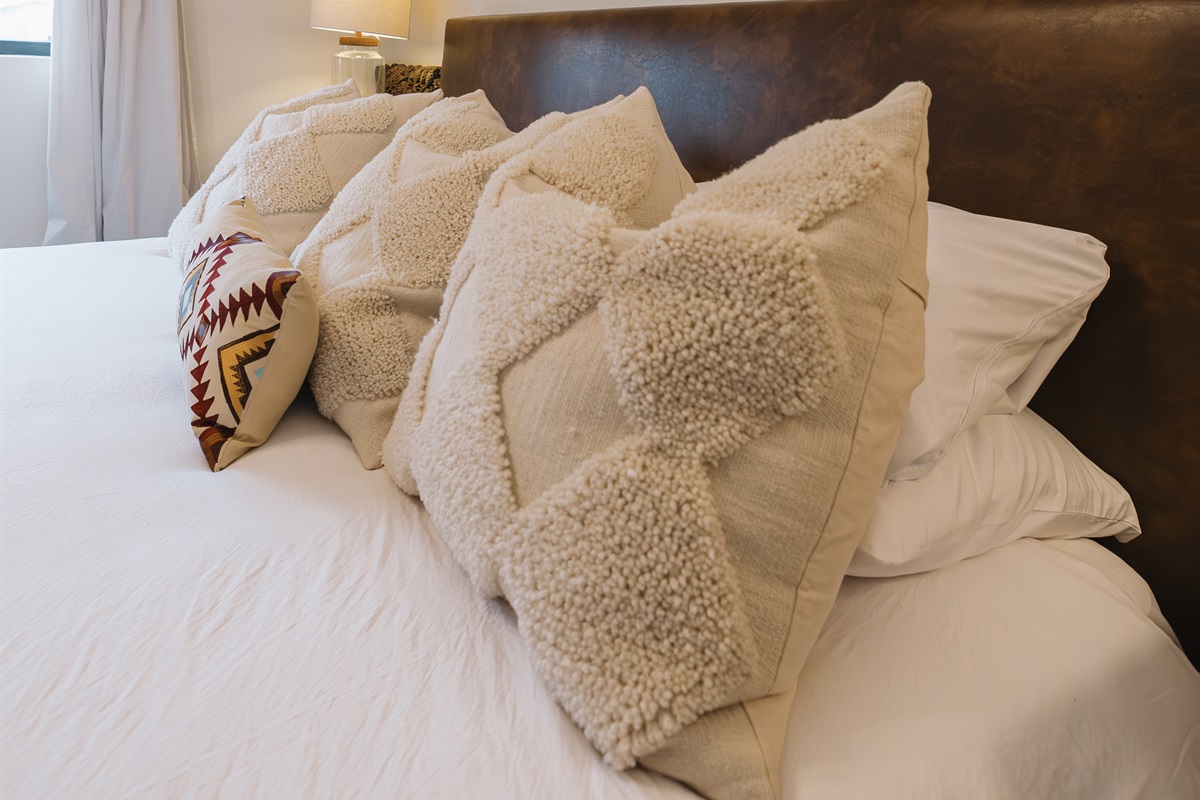 Plush king bed with cozy layers and warm mountain style—designed for restful nights and slow mornings. A romantic Pinetop retreat ideal for couples or families unwinding after outdoor adventures.