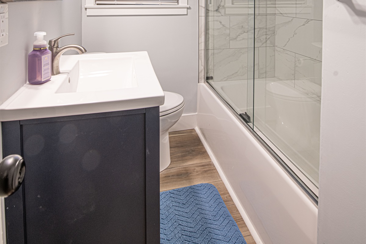 Full bath with tiled Shower/Tub combo