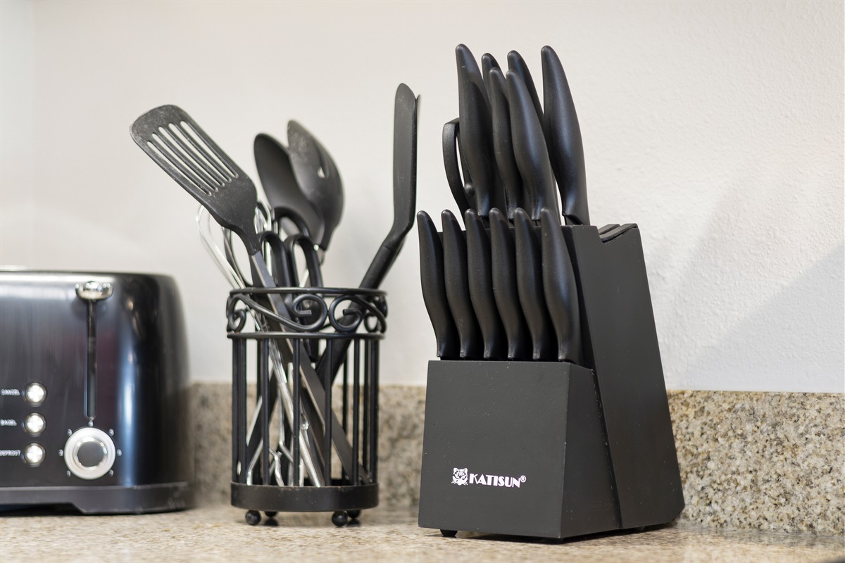 Utensils and sharp knife set