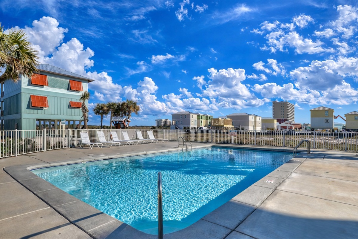 Community pool (seasonally heated March and April only)