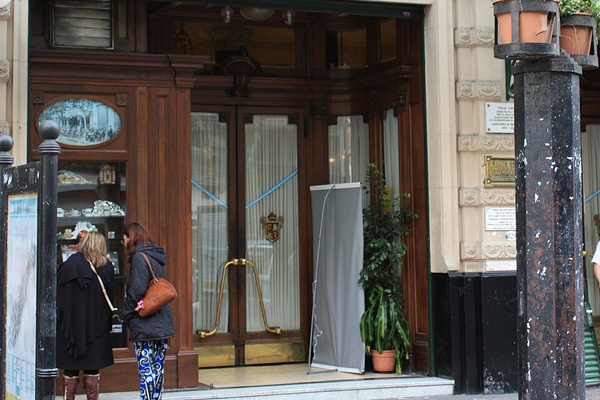Café Tortoni, Avenida de Mayo.
Jrivell. https://commons.wikimedia.org/wiki/File:Café_Tortoni_-_Fachada.JPG
https://creativecommons.org/licenses/by-sa/3.0/