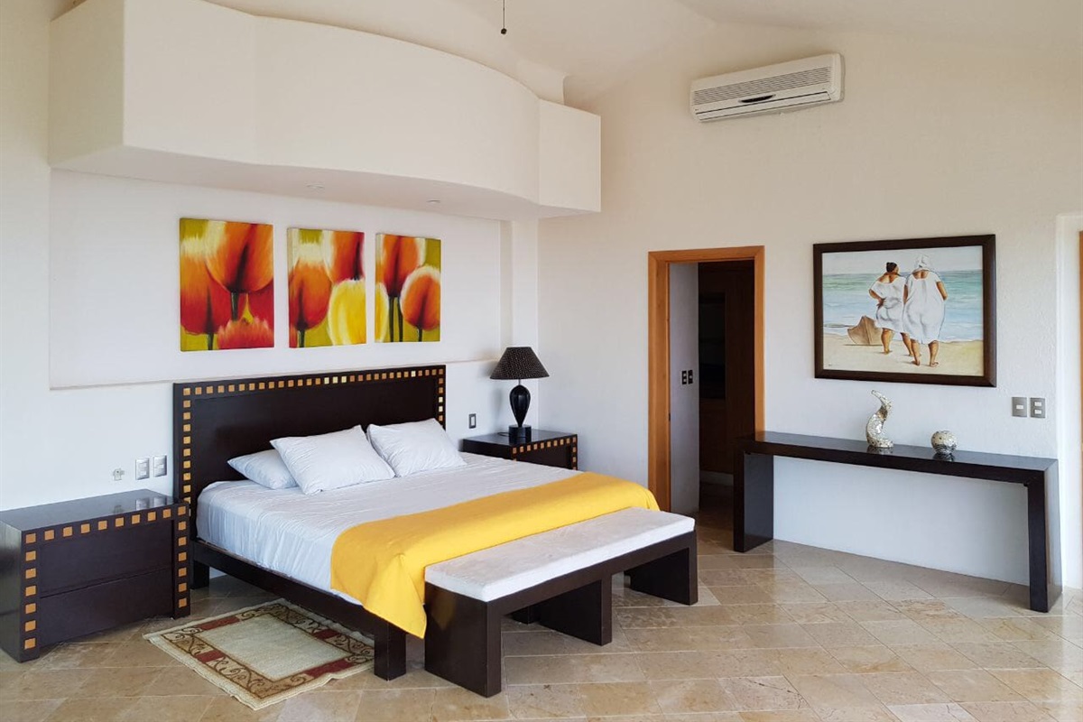 Master Suite II - King Bed Right