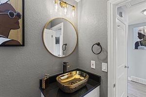Immerse Yourself in a Full Bathroom Experience! 🛀
