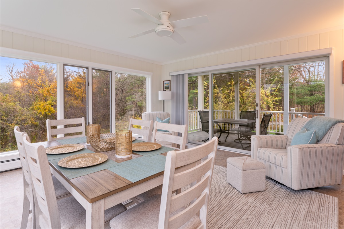 Bright four seasons room / dining room