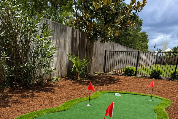 ⛳ Your own backyard putting green — perfect for a little friendly competition between beach days.
