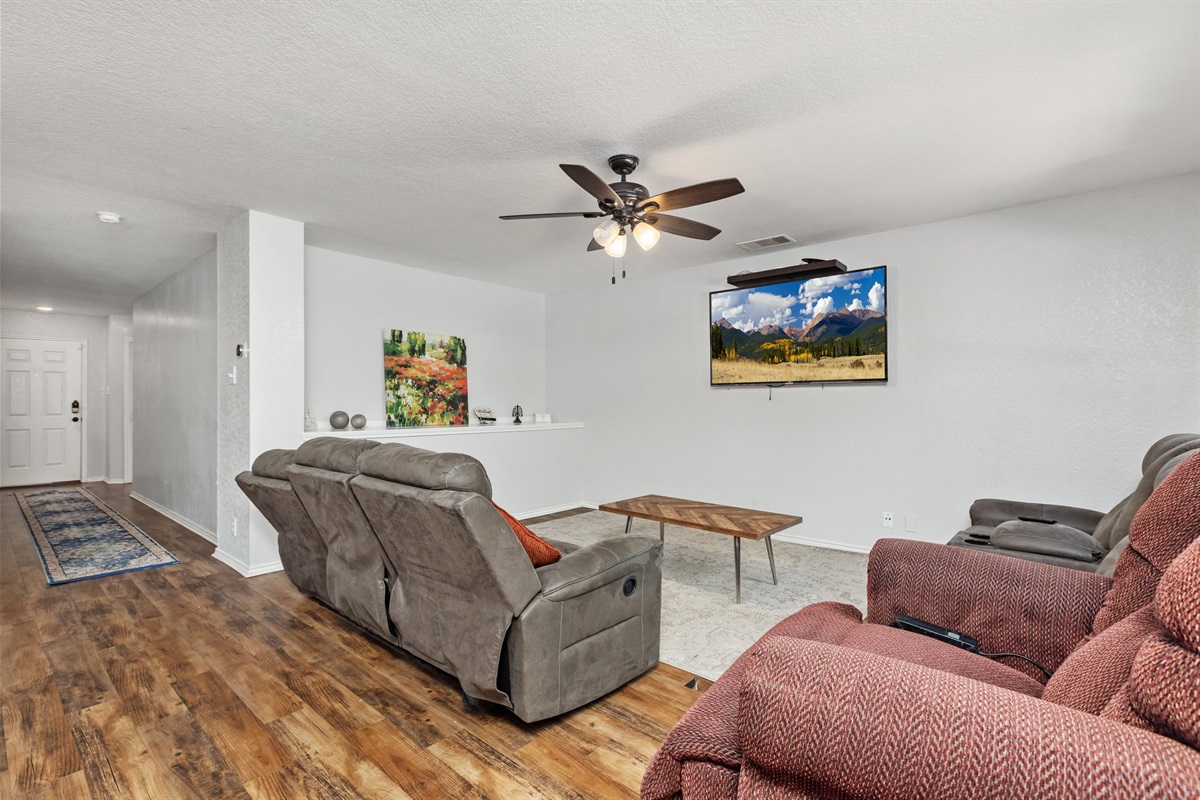 Living room Smart TV with Netflix, Hulu, Disney+, and more. Reclining sectional sofa and ceiling fan — perfect for movie nights or game days after visiting Morgan's Wonderland or Six Flags Fiesta Texas.