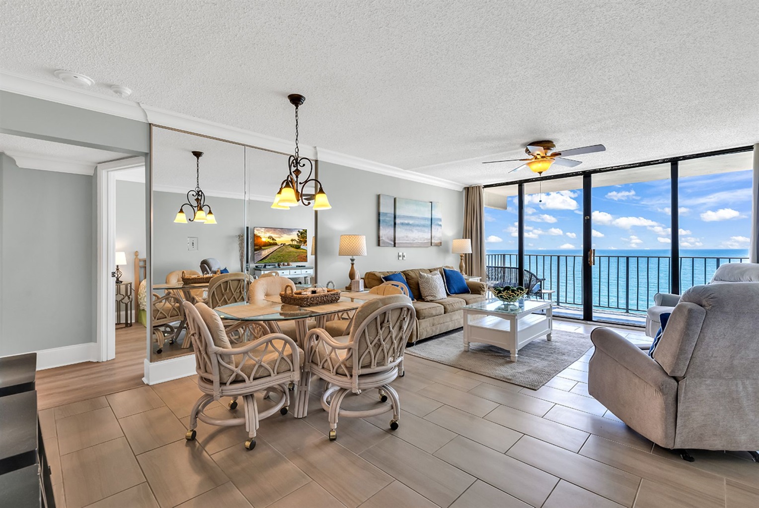 Dining Area seats 4