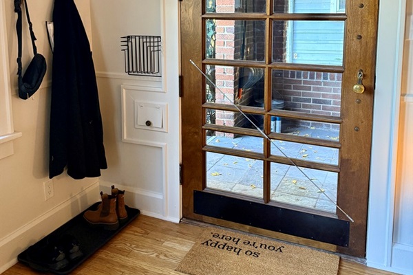 Convenient wall-mounted coat racks with a mail catch and shoe mat, right when you enter the home.