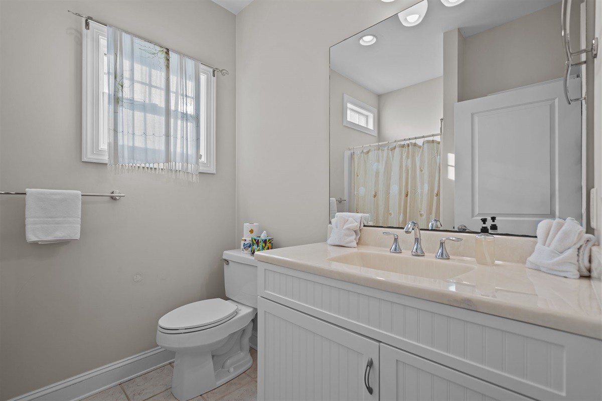 3rd floor en suite full bathroom 1 (tub/shower)