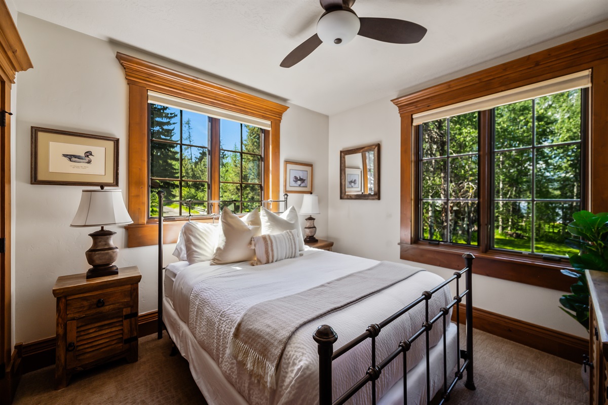 Guest Room with Queen Bed