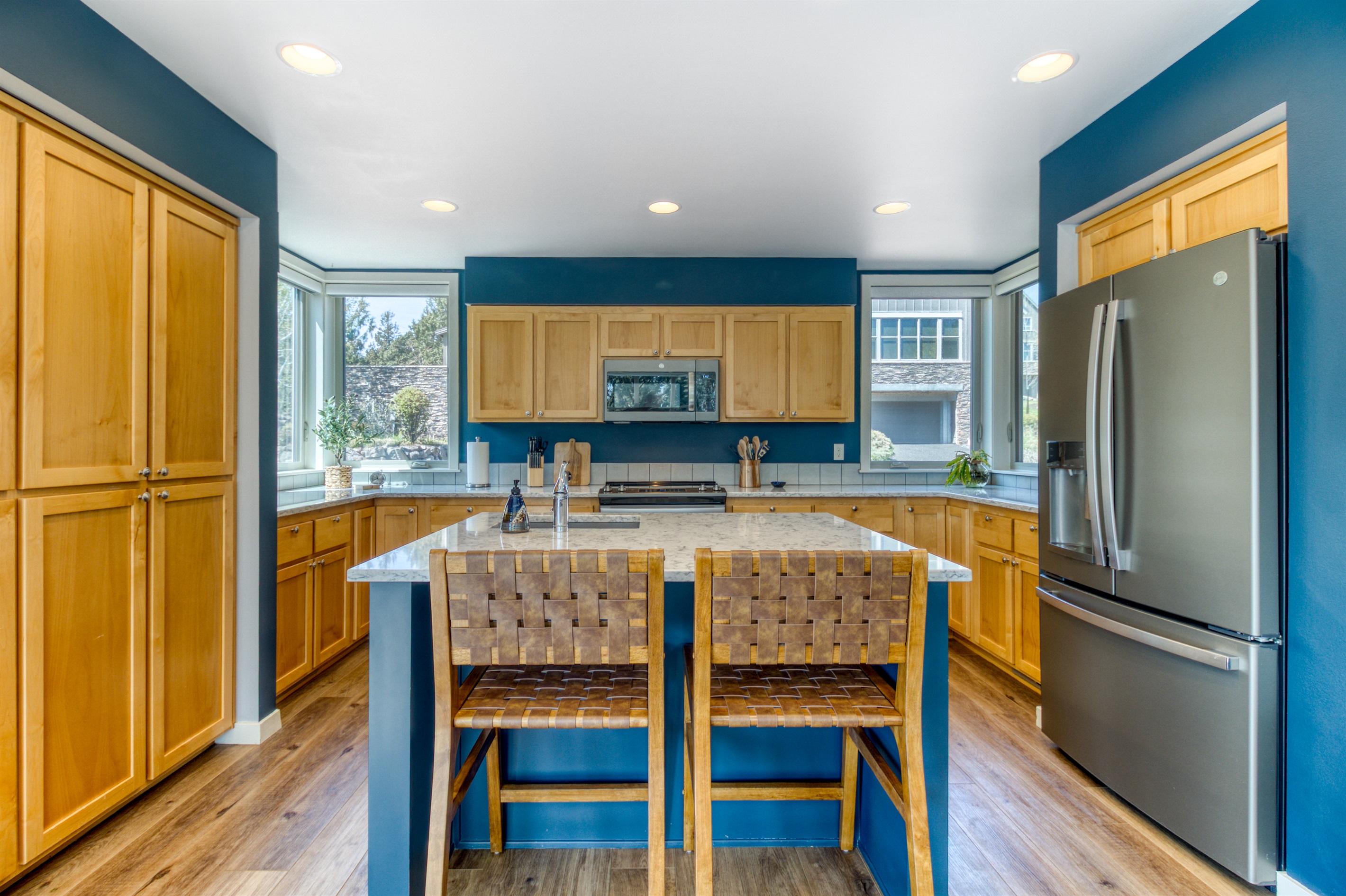 Cook, chat, enjoy. 🍳🪑
A kitchen island with counter seating, perfect for meals, conversation, or morning coffee.