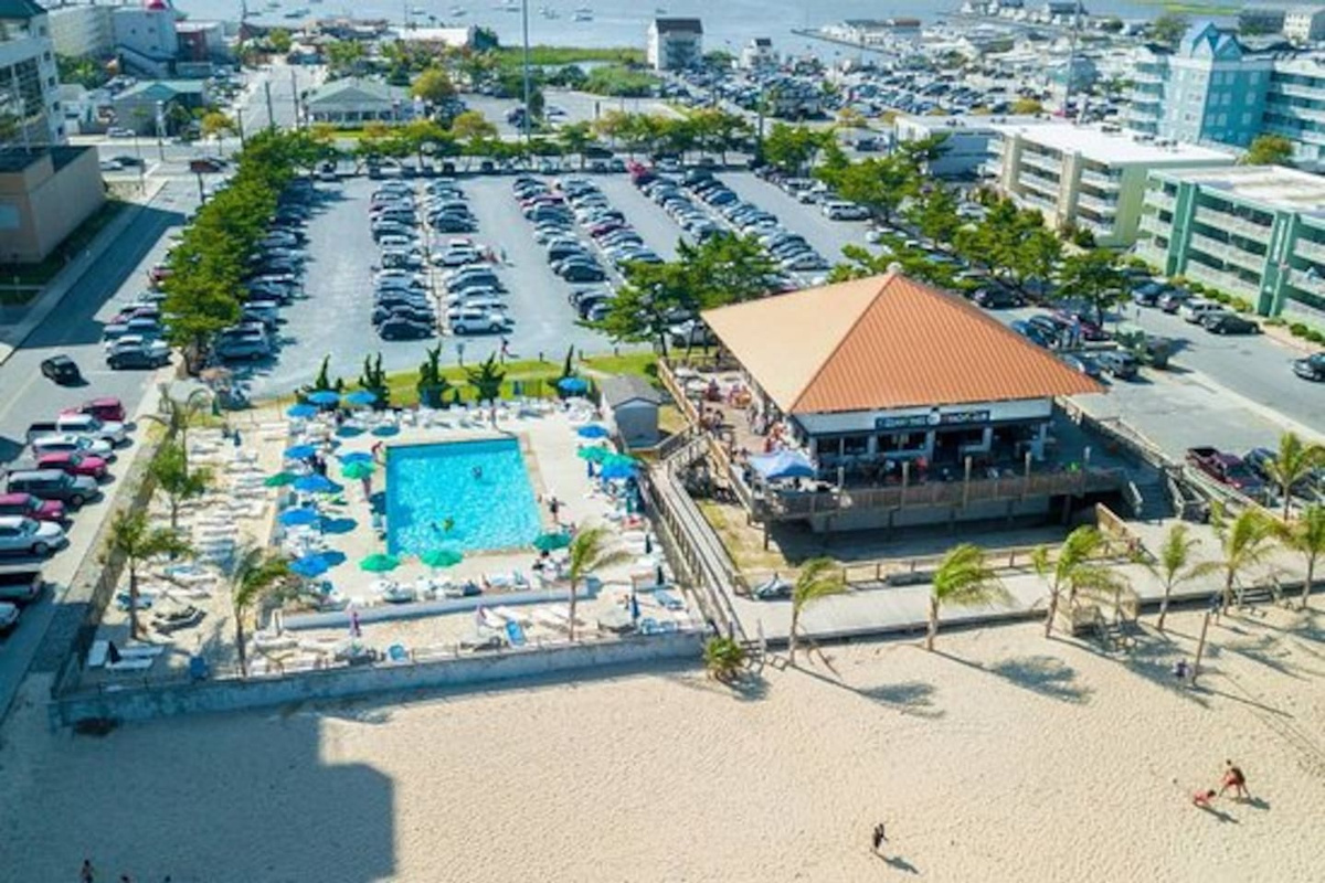 Note that beach parking is included in your stay and that the beach club restaurant is open to the public. Access to Ocean Pines pools is available for an admission fee. 