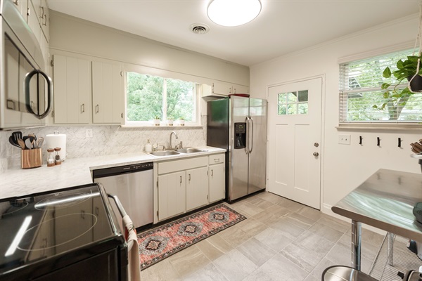 Well-equipped kitchen | cookware | utensils
