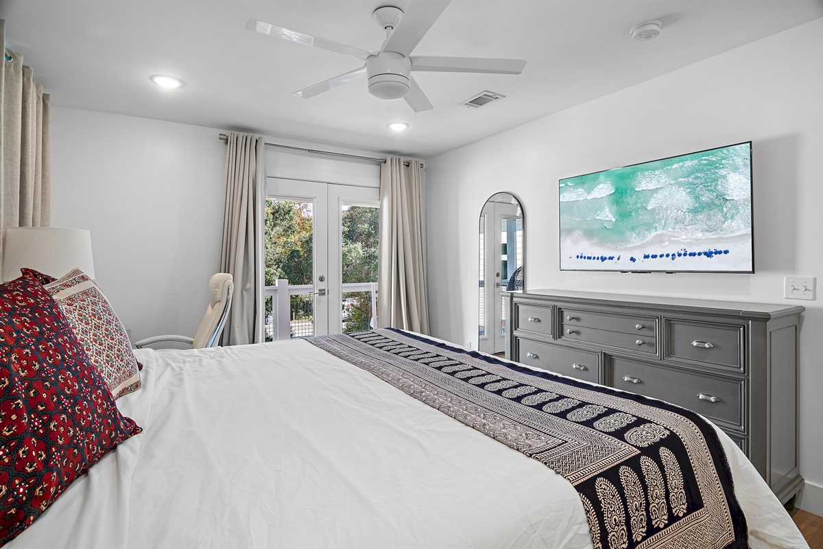 Upper King Master Bed to Balcony