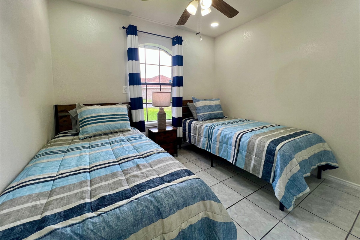 3rd bedroom - 2 twin beds (Smart TV!)