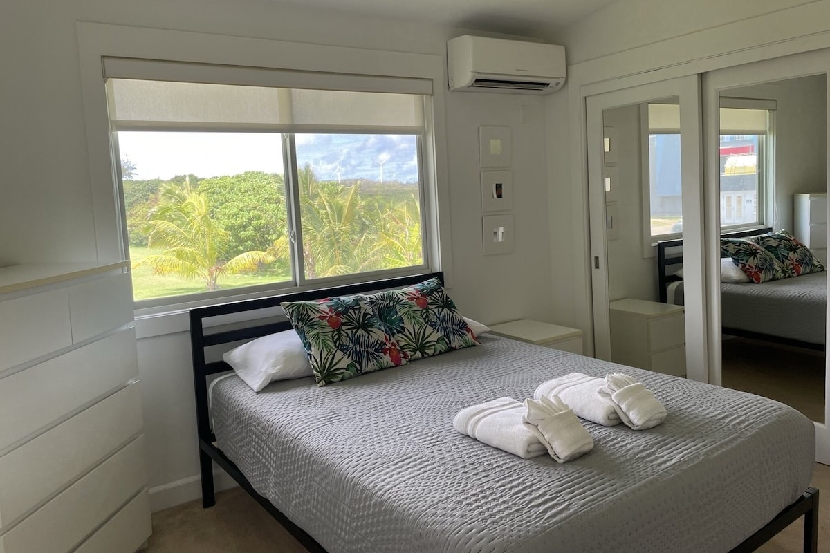 Pineapple room with queen bed