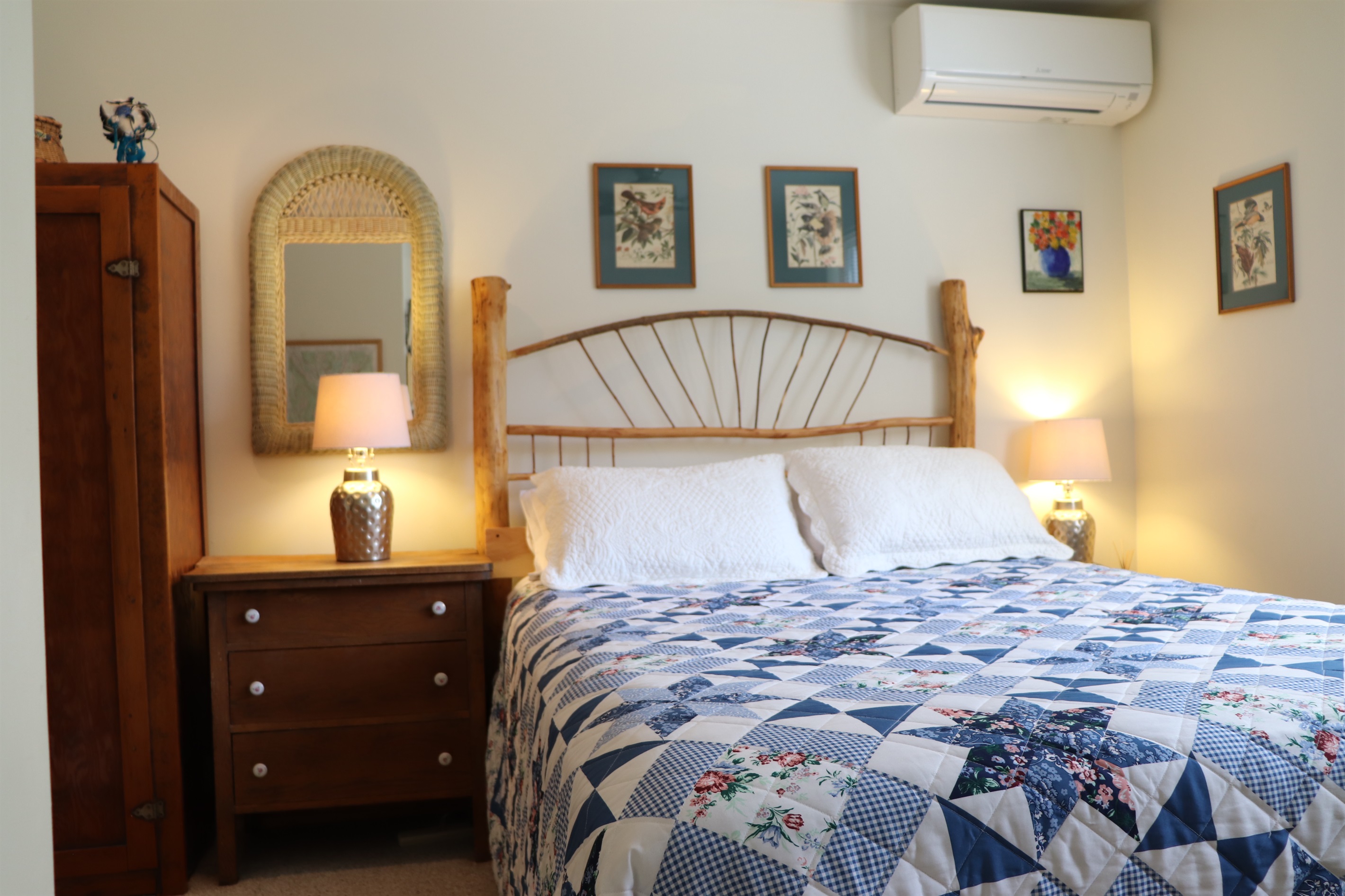 Bedroom w/ Queen bed and twin Bed