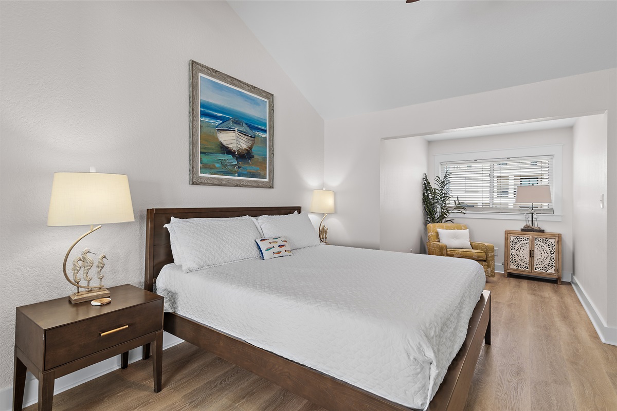 Master Bedroom (Level 3): NEW KING bed, Smart TV, Ensuite Fully Remodeled Bathroom with Remodeled Walk in Shower + Bonus Sleeping Nook with Twin Bed Great for the Young Kids! (Sleeps 3)
