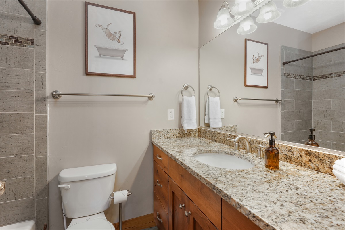 Additional bathroom with clean finishes and everything you need for your stay.