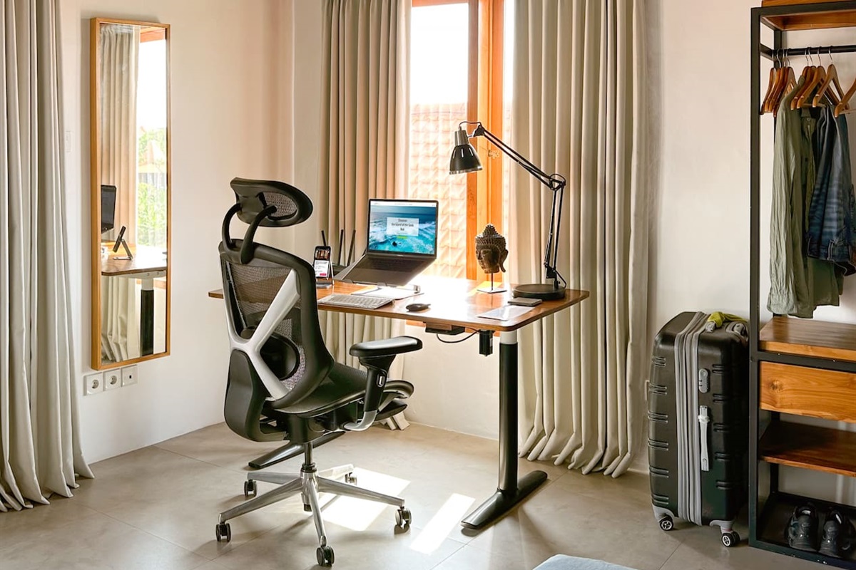 Sit-stand desk and ergonomic chair for optimal comfort