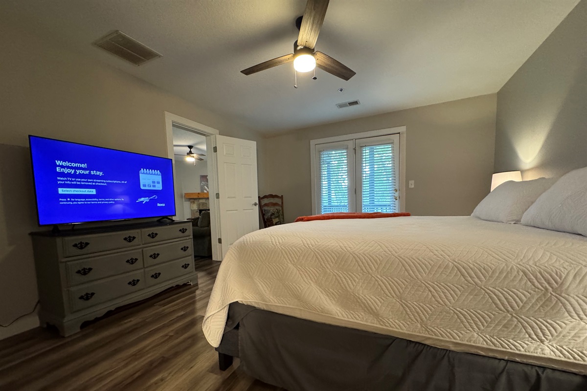 📺 Wind down with Netflix from the comfort of your king-sized bed.